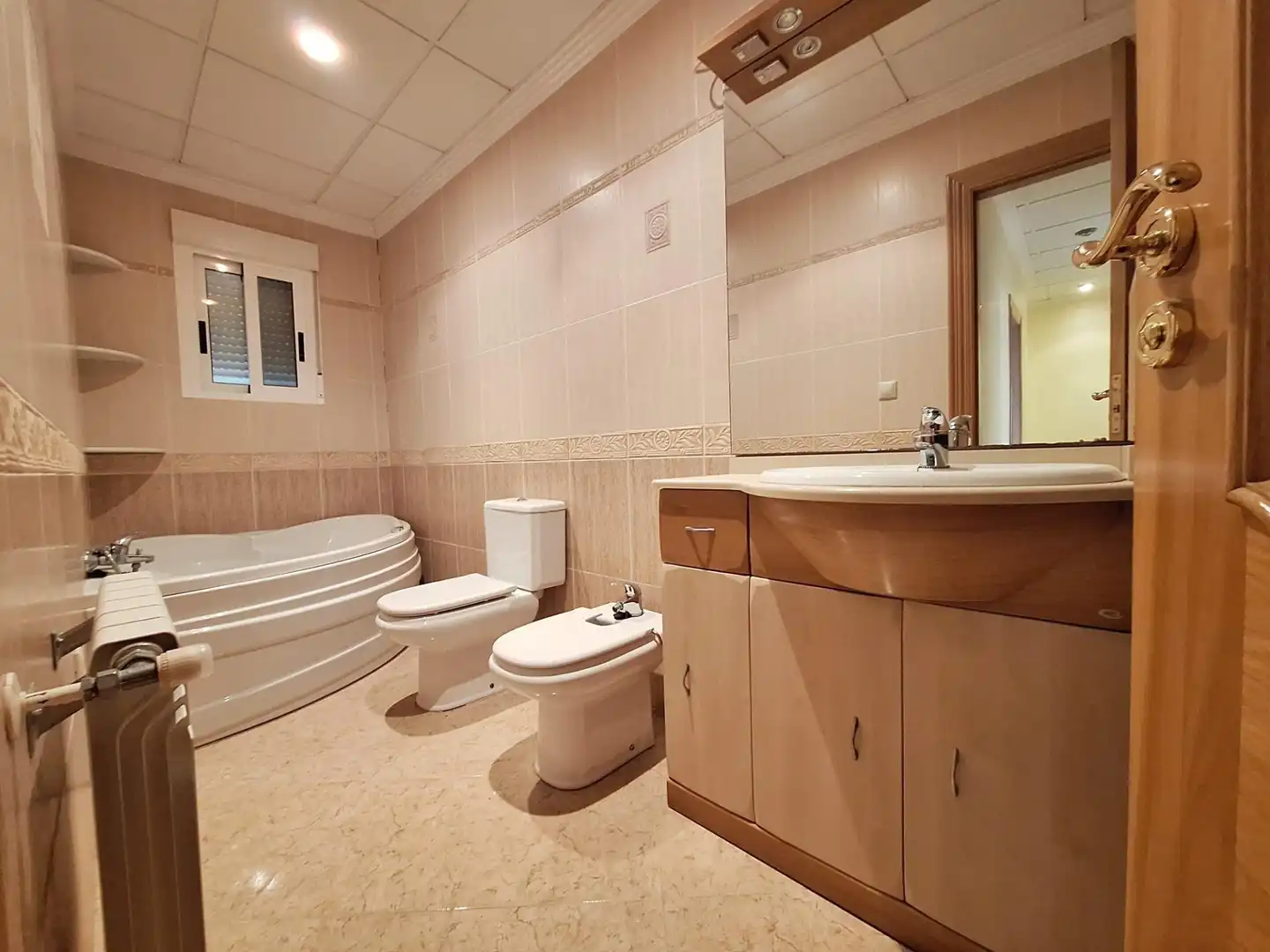 Baño de Casa o chalet en venta en Algueña con Calefacción, Balcón y Jacuzzi