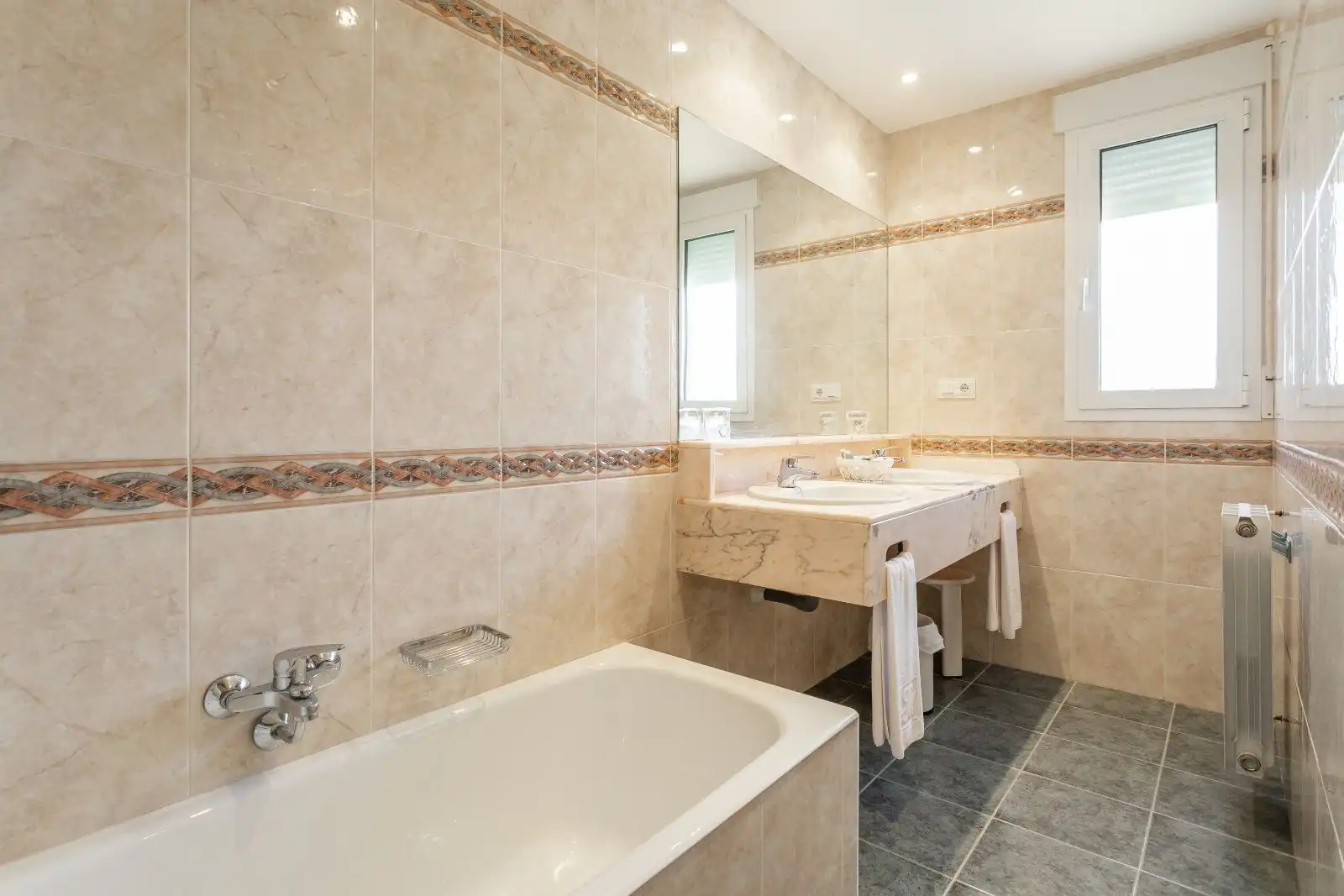 Badezimmer von Gebäude zur Miete in Yesa