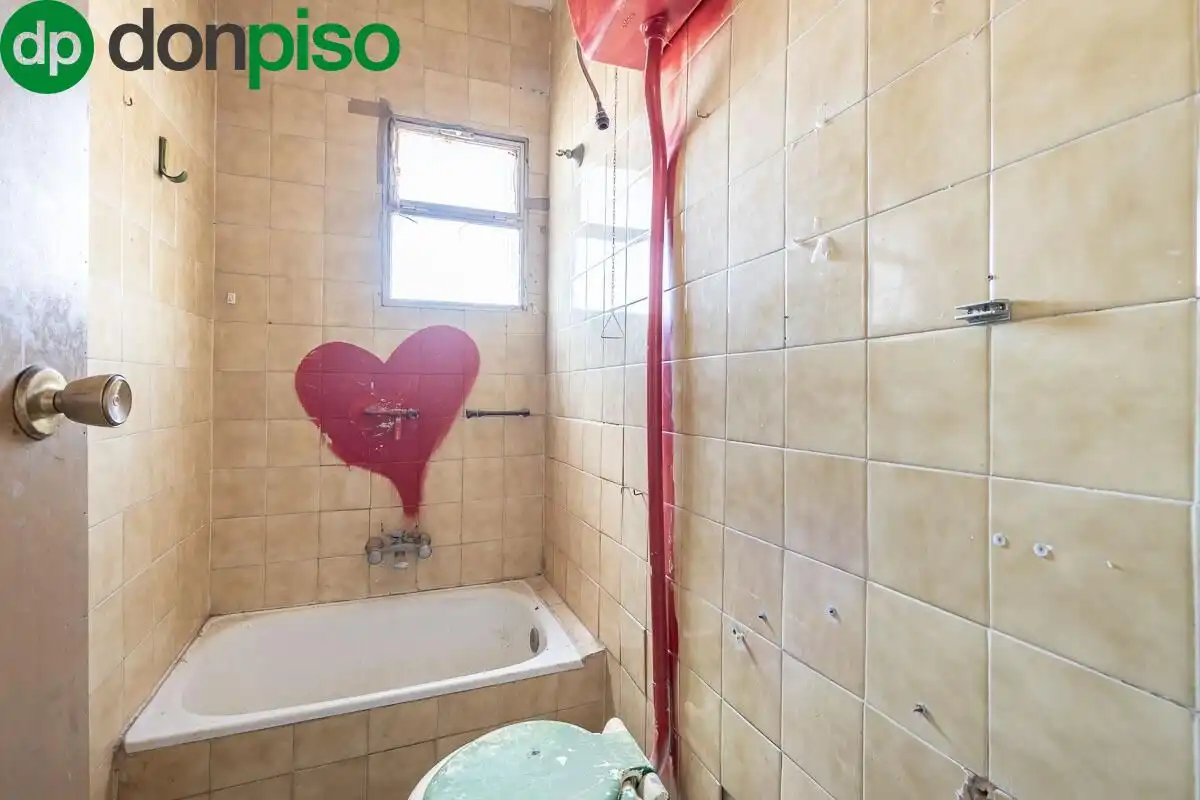 Bathroom of Houses for sale in Granada  with Terrace and Balcony