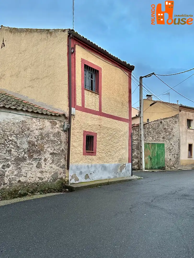 Außenansicht von Haus oder Chalet zum Verkauf in Palazuelos de Eresma mit Abstellraum