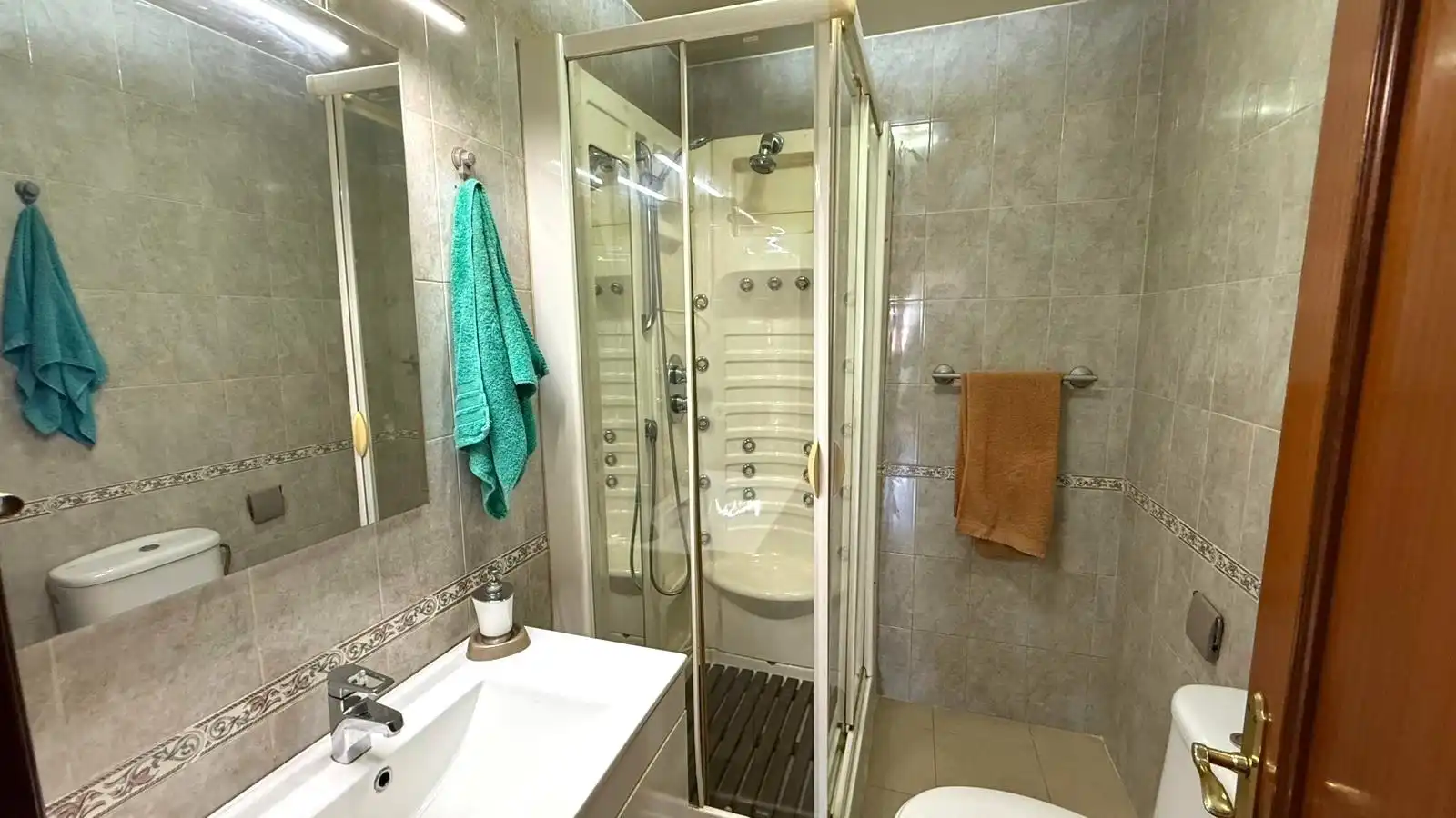 Bathroom of Apartments for sale in Sevilla