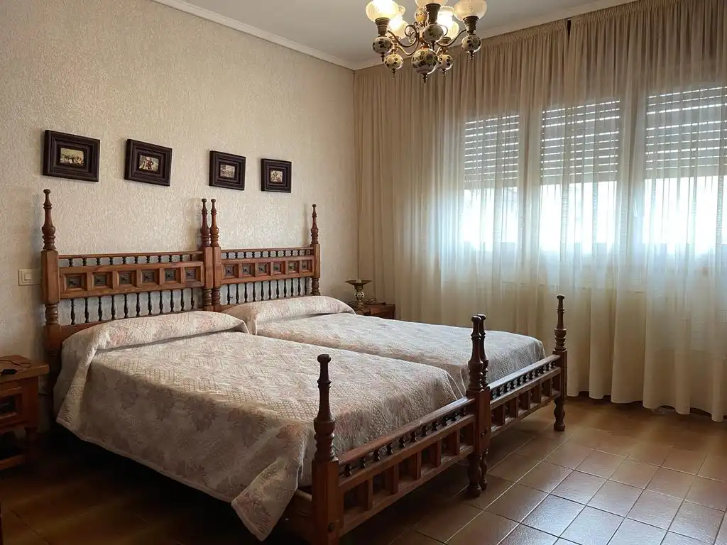 Dormitori de Casa o xalet en venda en Castañares de Rioja amb Calefacció, Jardí privat i Parquet