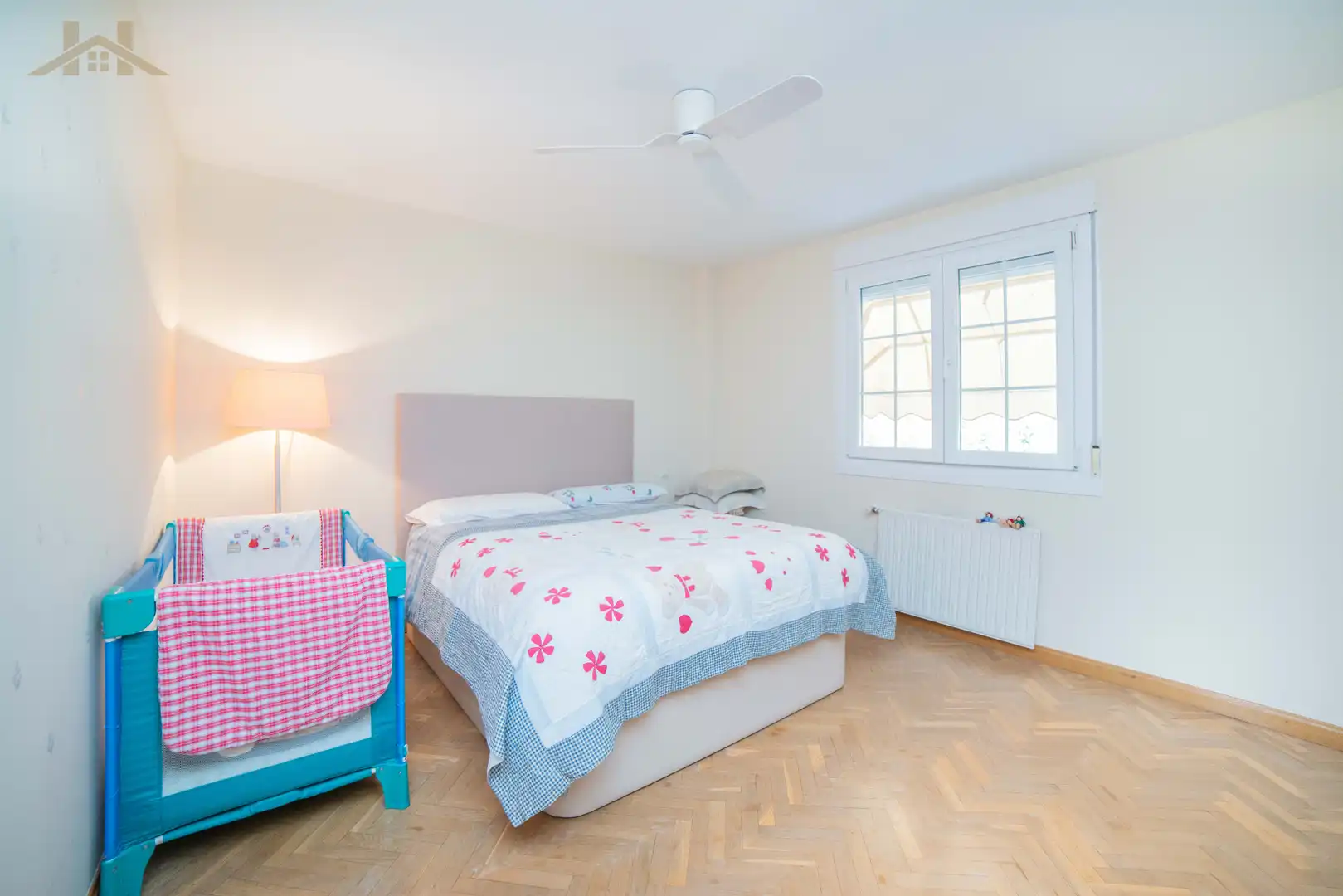 Dormitori de Casa adosada en venda en Villanueva de la Cañada amb Jardí privat, Parquet i Piscina