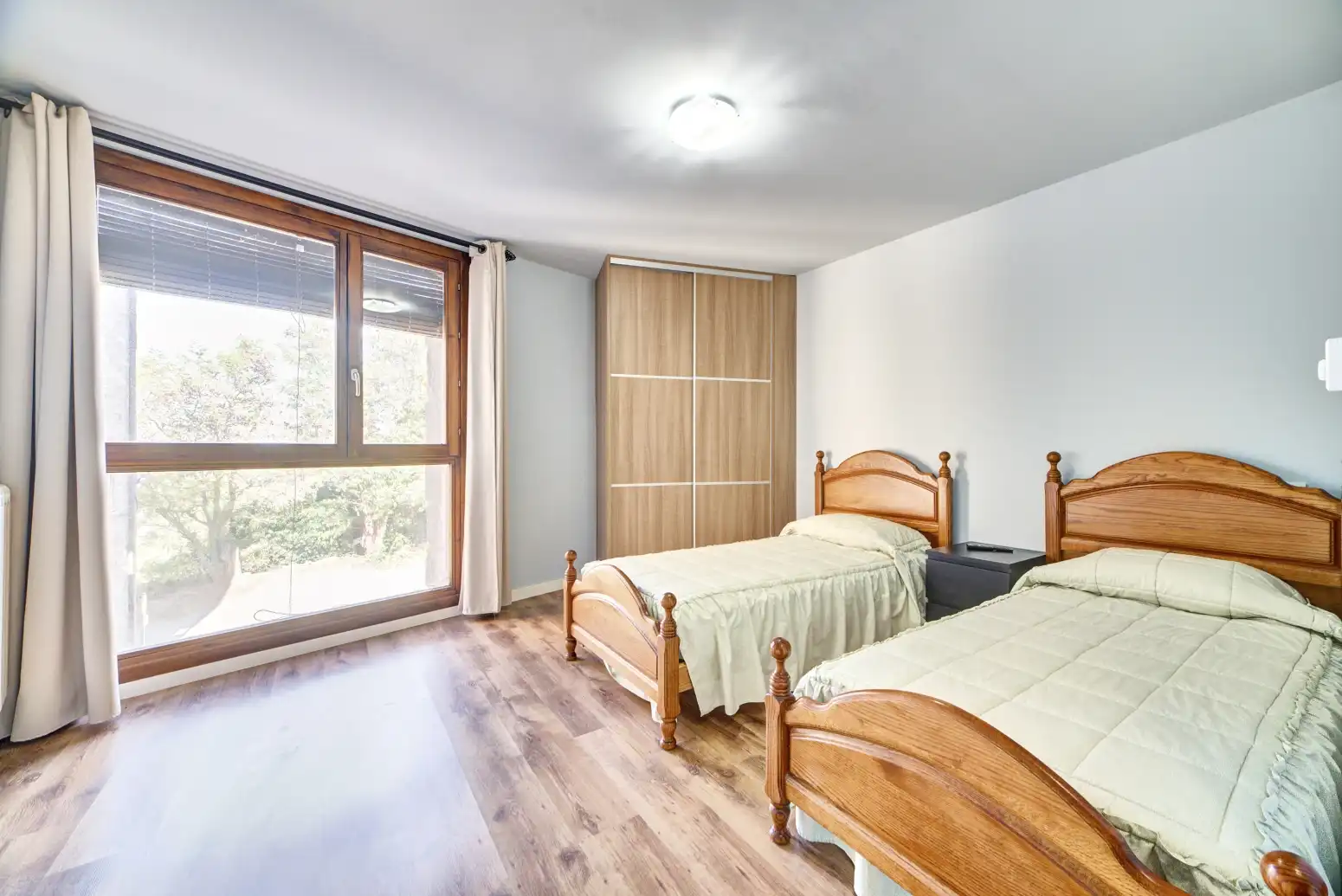 Schlafzimmer von Dachboden zum Verkauf in Undués de Lerda mit Heizung, Parkett und Terrasse