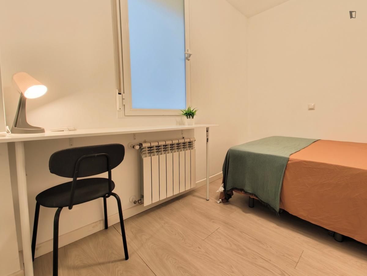 Dormitori de Apartament per a compartir en  Madrid Capital amb Moblat, Forn i Rentadora