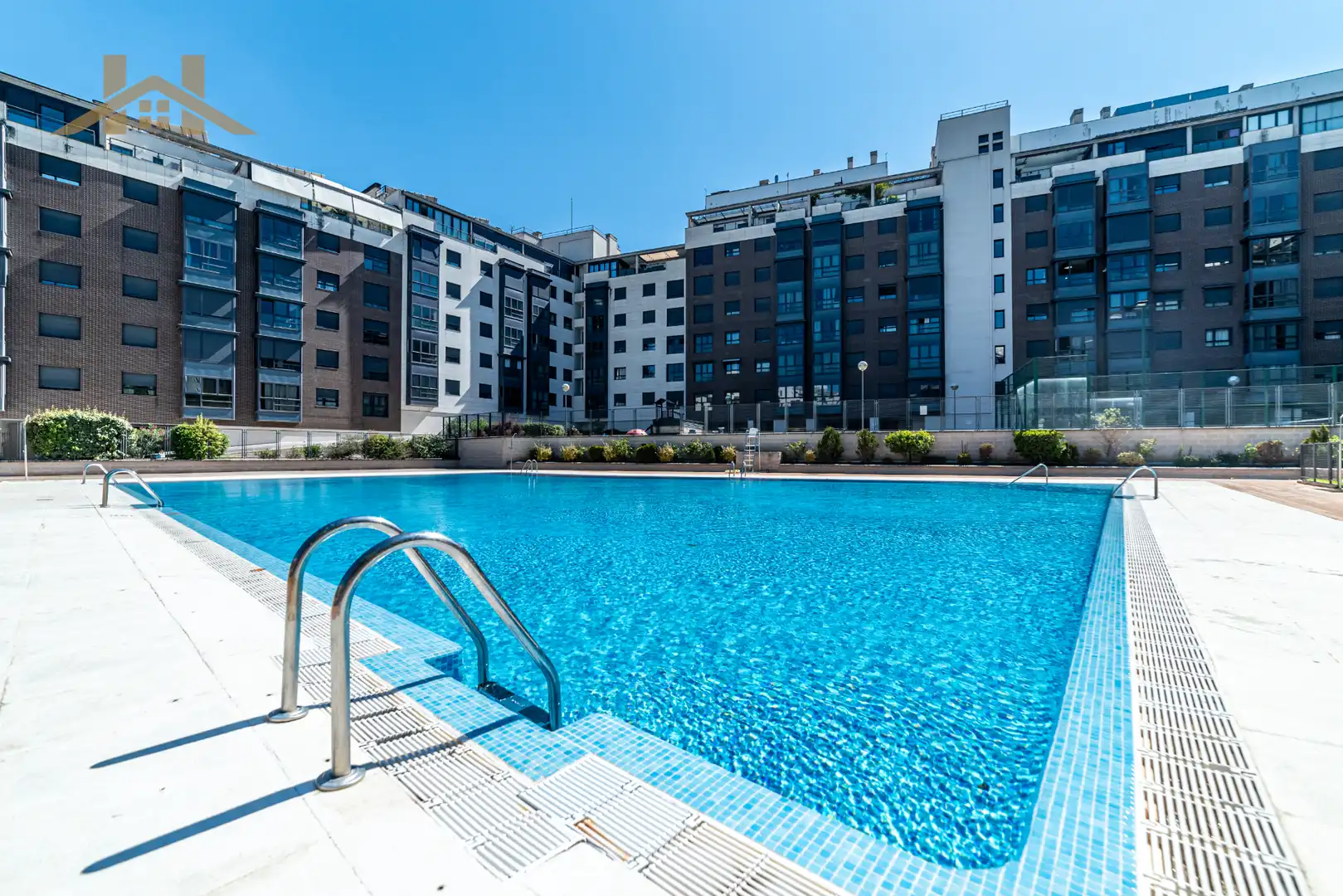 Swimming pool of Flat for sale in Madrid  with Air Conditioner, Heating and Storage room
