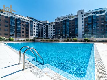 Piso con piscina en venta en Calle de Rabanal del Camino 45G