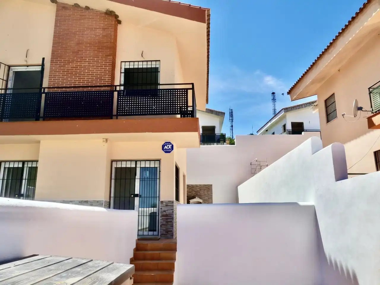 Vista exterior de Casa adosada en venta en El Ronquillo con Jardín privado, Terraza y Piscina