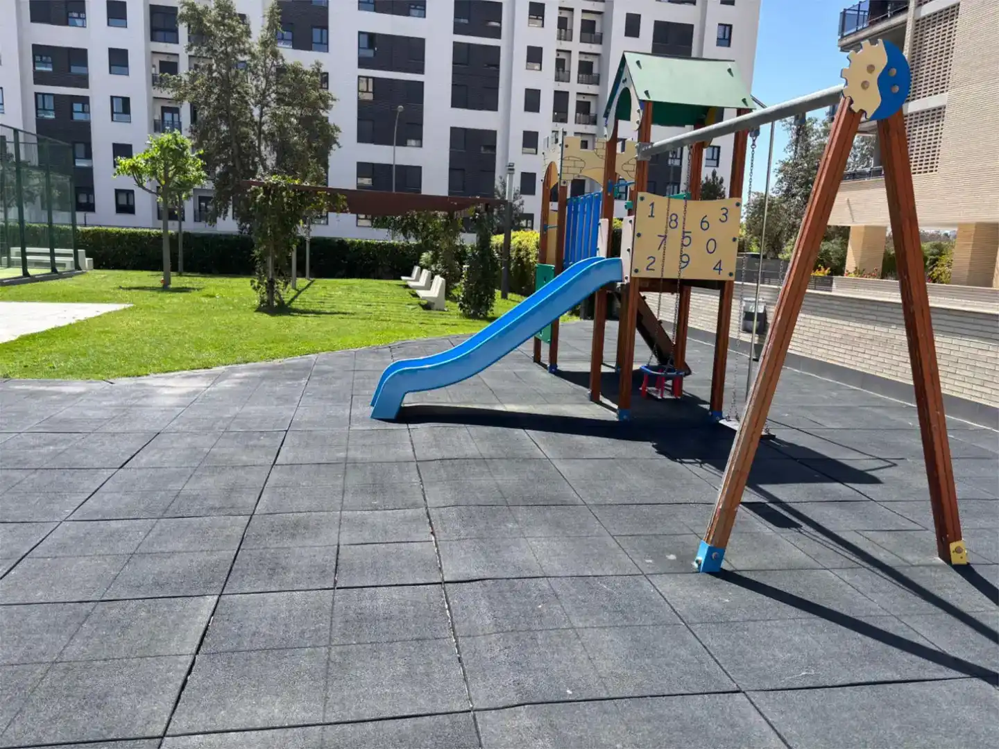 Vista exterior de Àtic en venda en Alicante / Alacant amb Aire condicionat, Piscina i Balcó