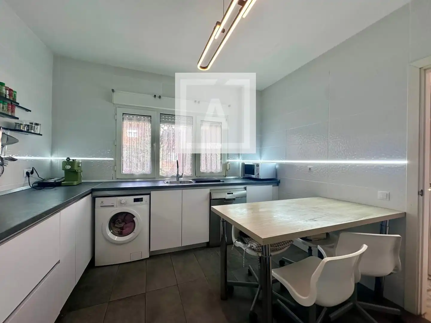 Cocina de Casa adosada en venta en Población de Arroyo con Aire acondicionado, Calefacción y Jardín privado
