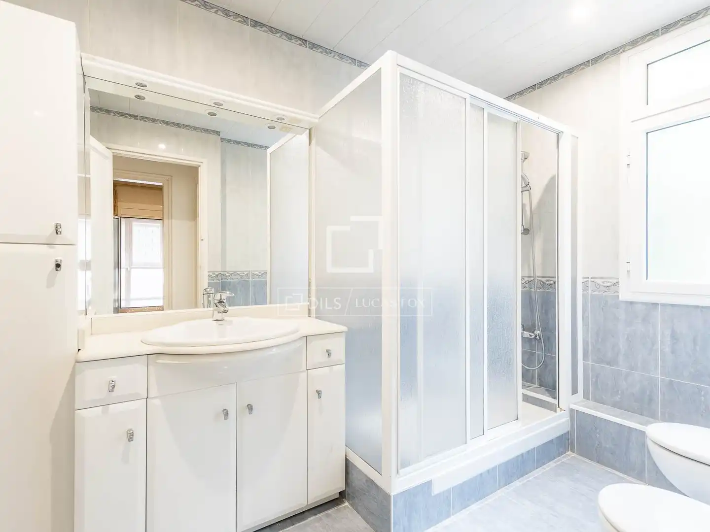 Badezimmer von Wohnung zum Verkauf in Barcelona mit Klimaanlage, Privatgarten und Terrasse