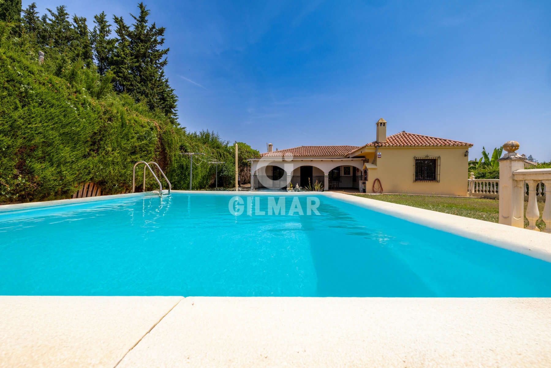 Vista exterior de Casa o xalet en venda en Estepona amb Calefacció, Jardí privat i Piscina