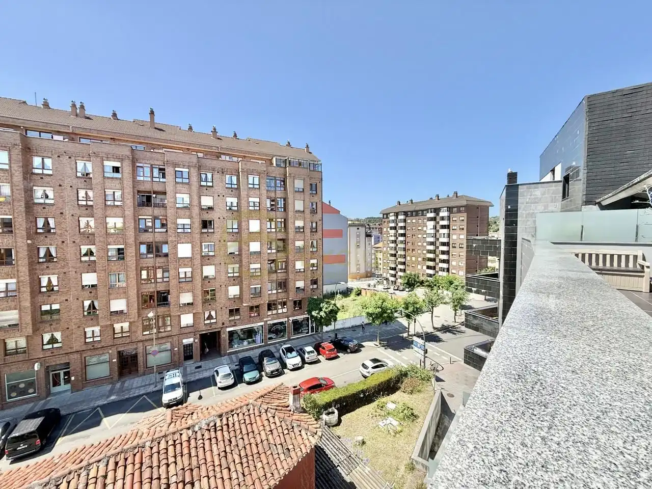 Vista exterior de Àtic en venda en Avilés amb Calefacció, Terrassa i Traster