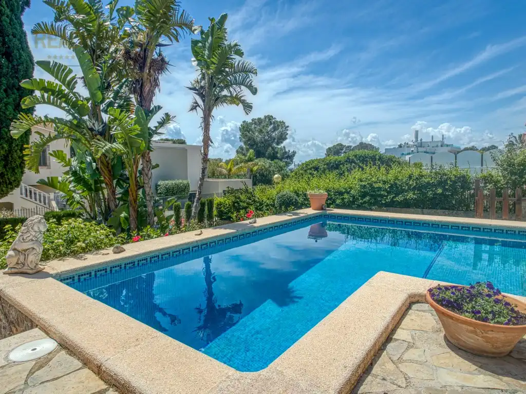 Schwimmbecken von Einfamilien-Reihenhaus zum Verkauf in Alcúdia mit Klimaanlage, Privatgarten und Terrasse