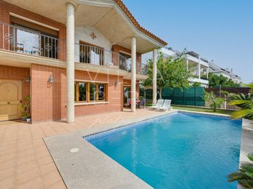 Casa con piscina en venta en Calle Alzina 11