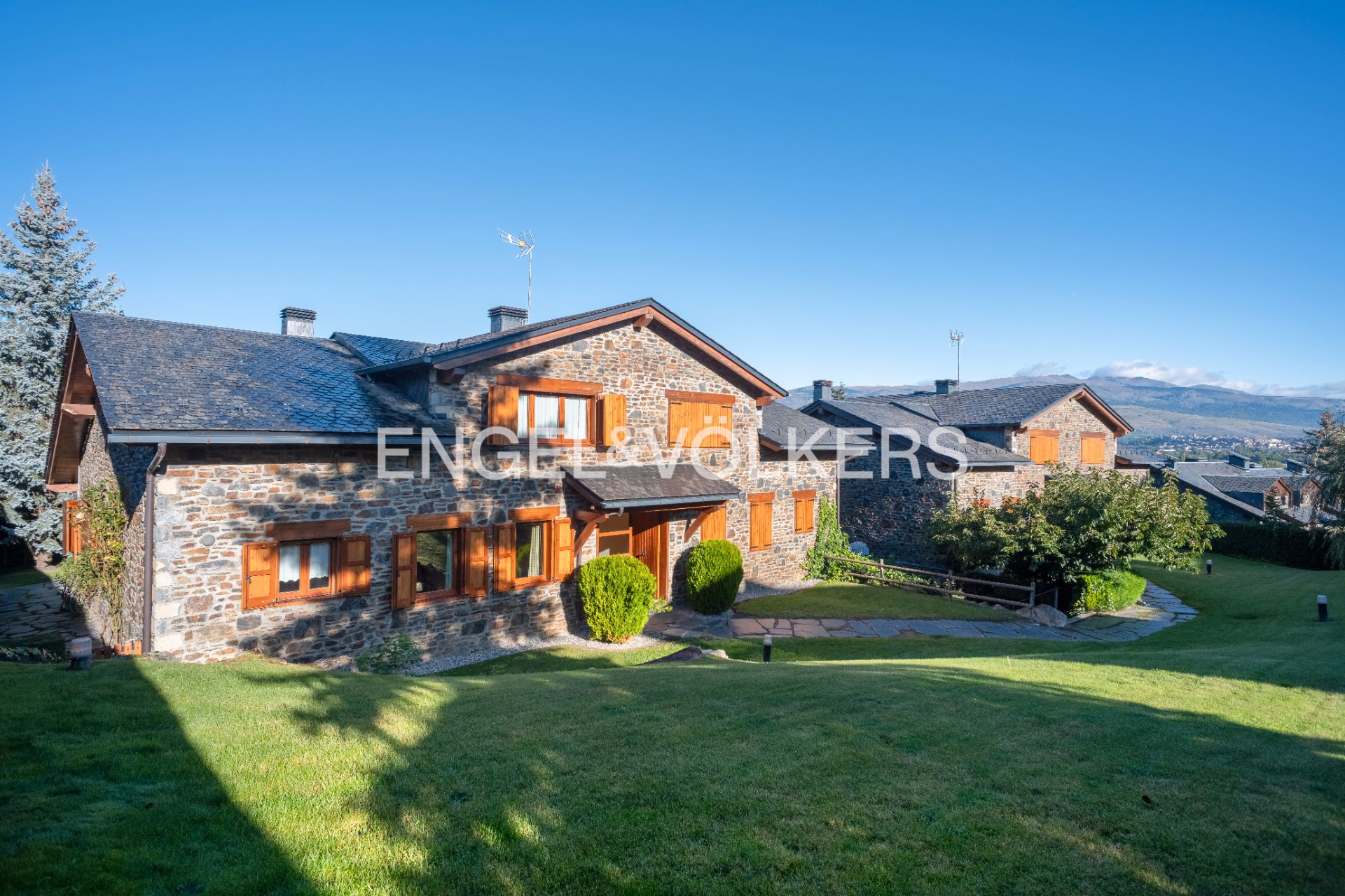 Vista exterior de Casa adosada en venda en Fontanals de Cerdanya amb Calefacció, Jardí privat i Parquet