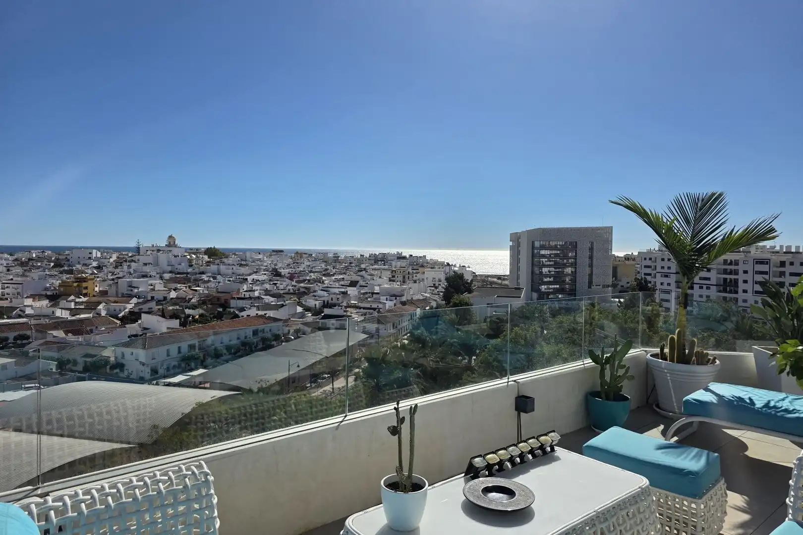 Vista exterior de Àtic en venda en Estepona