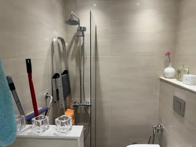 Baño de Local de alquiler en Barcelona con Aire acondicionado y Amueblado