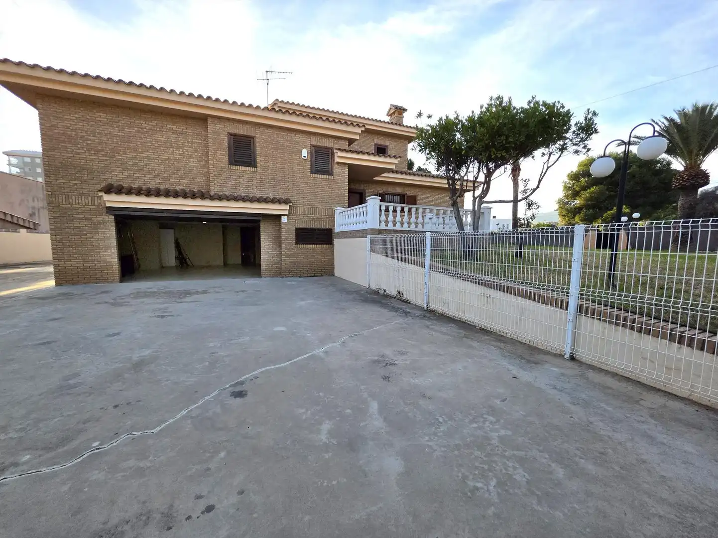 Vista exterior de Casa o chalet de alquiler en Benicasim / Benicàssim con Aire acondicionado, Jardín privado y Trastero