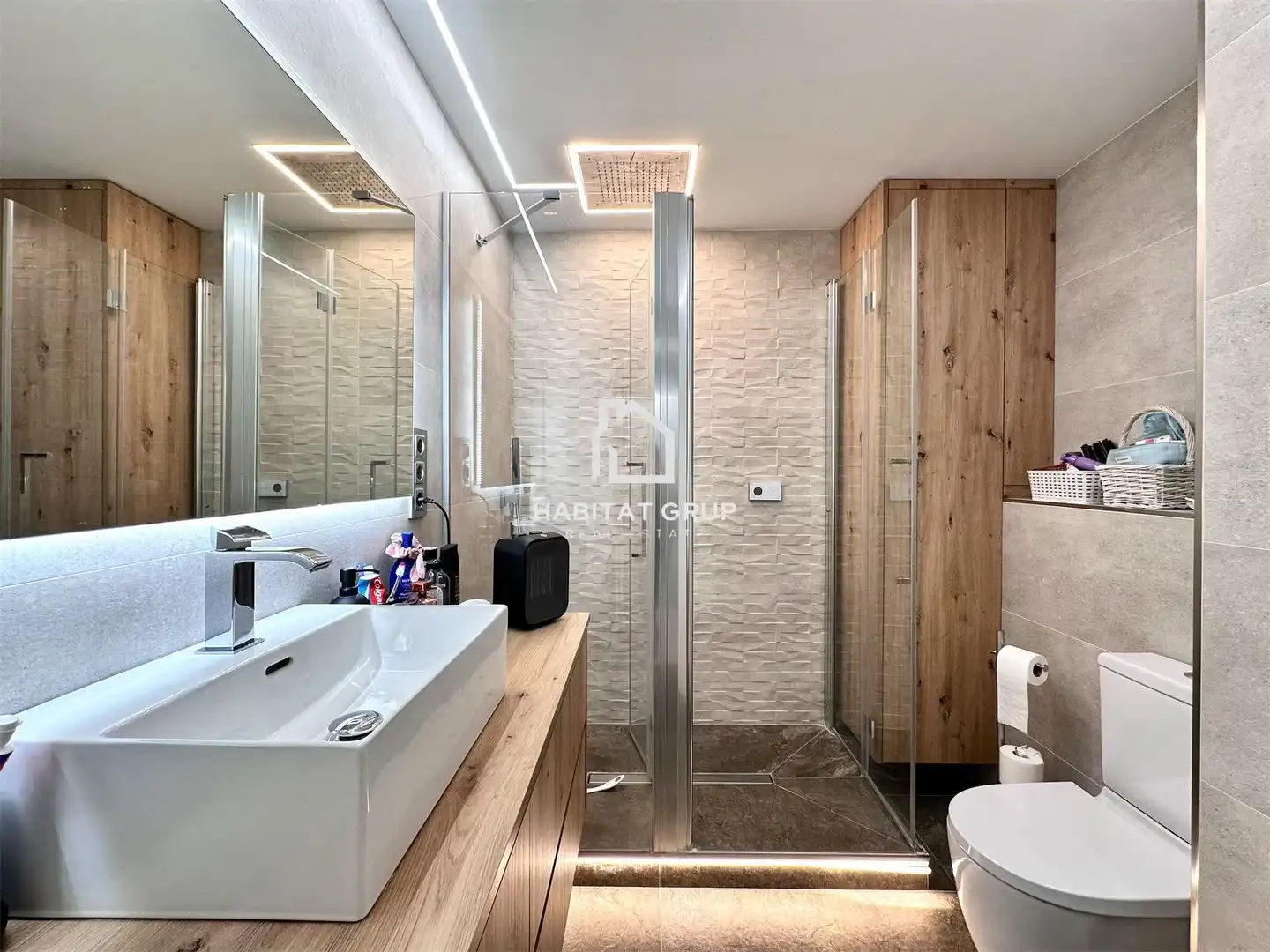 Bathroom of Duplexes for sale in Sant Feliu de Llobregat  with Air Conditioner, Heating and Private garden