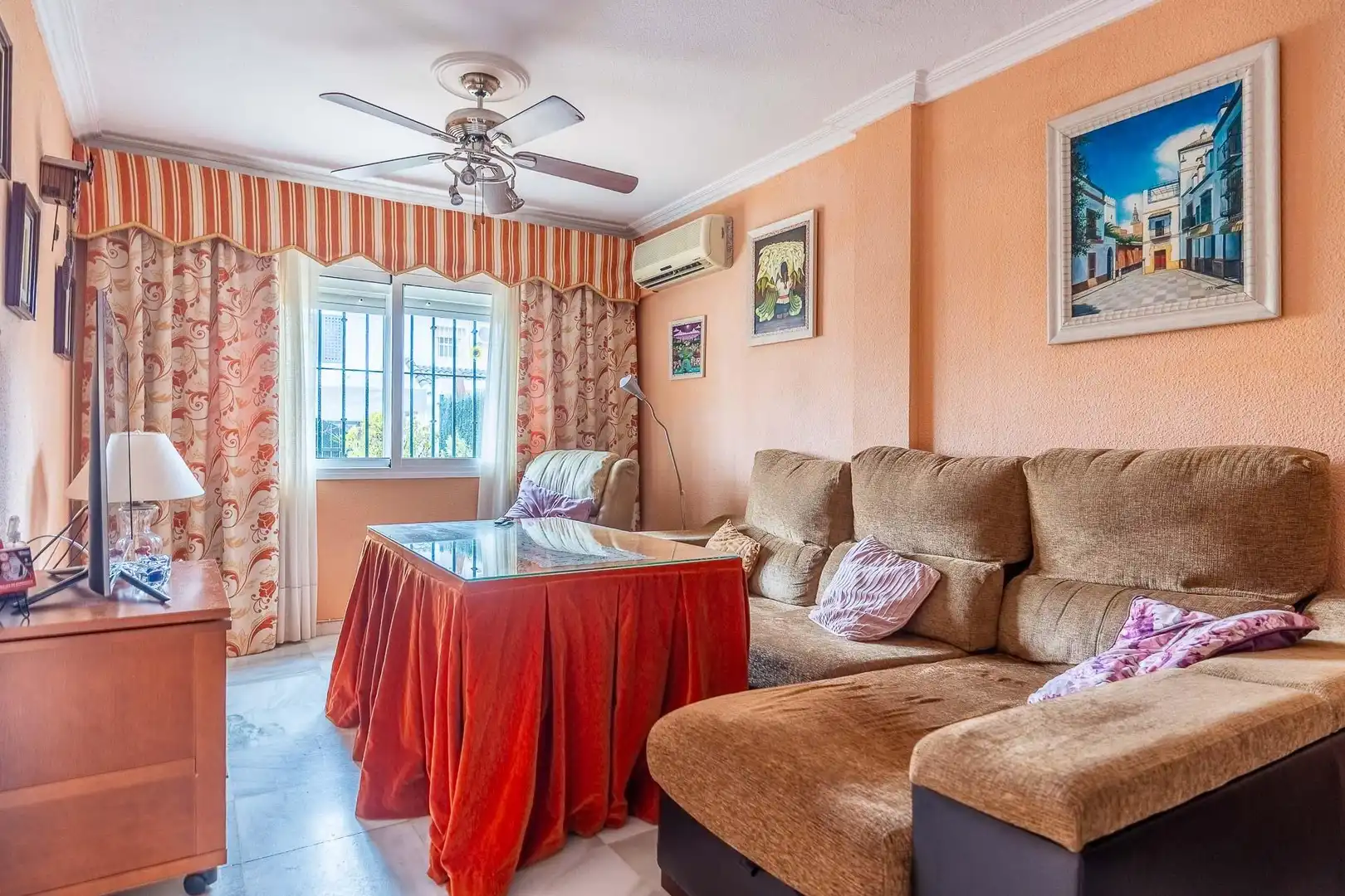 Sala d'estar de Casa adosada en venda en Dos Hermanas amb Aire condicionat, Jardí privat i Piscina comunitària