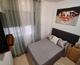 Bedroom of Apartment to share in  Barcelona Capital  with Air Conditioner, Heating and Oven