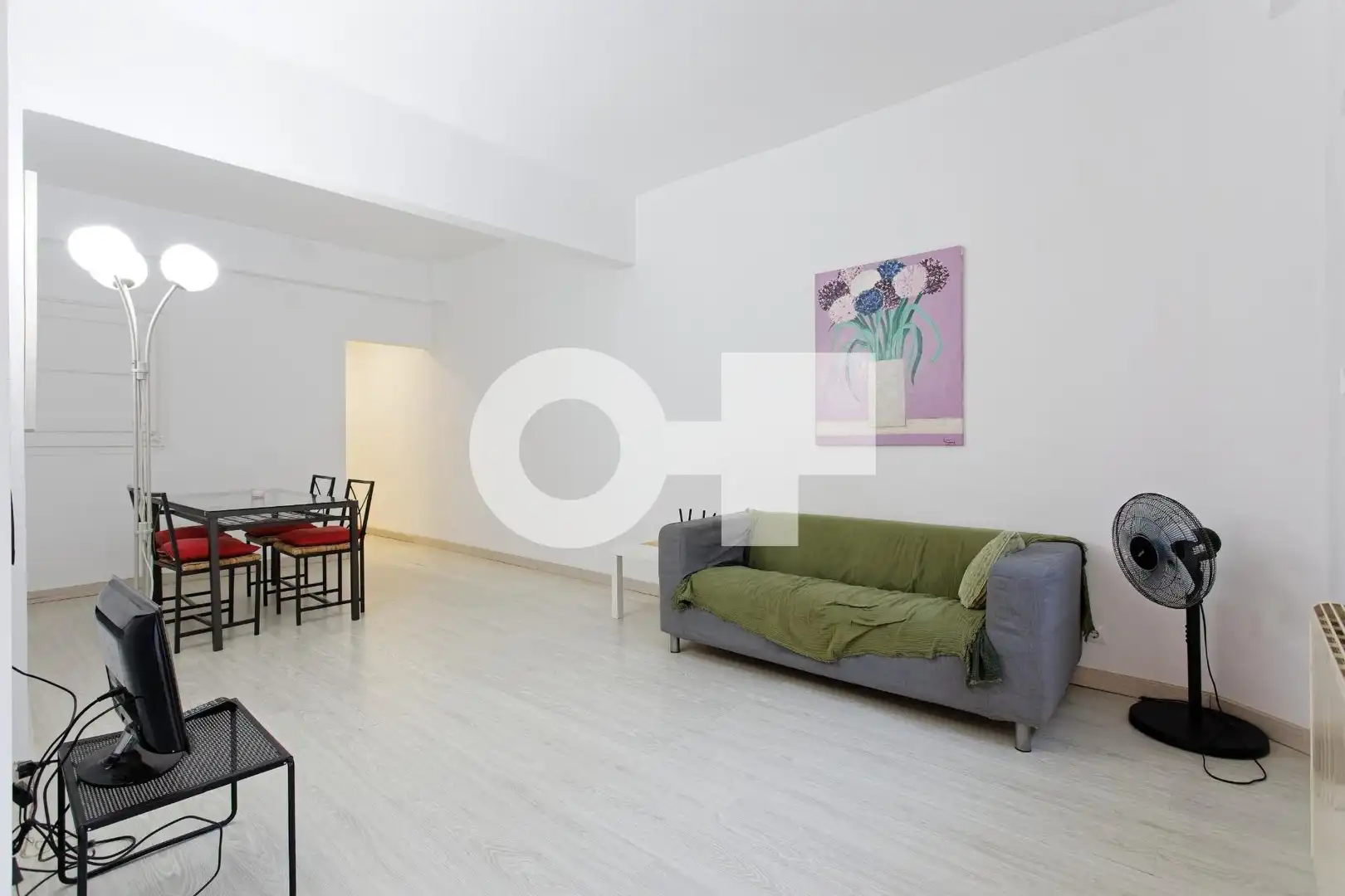 Sala d'estar de Estudi en venda en Barcelona amb Calefacció, Parquet i Moblat