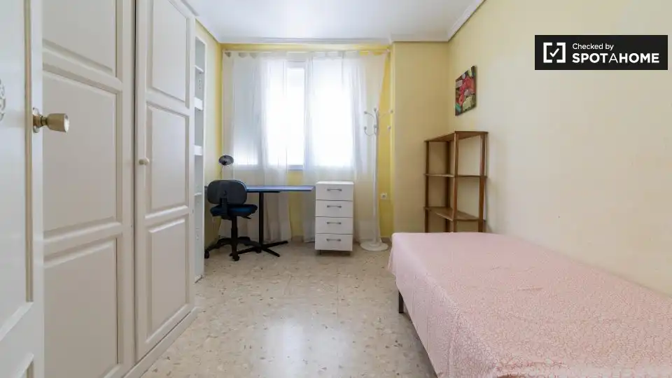Habitación de Piso de alquiler en Valencia con Aire acondicionado, Calefacción y Amueblado