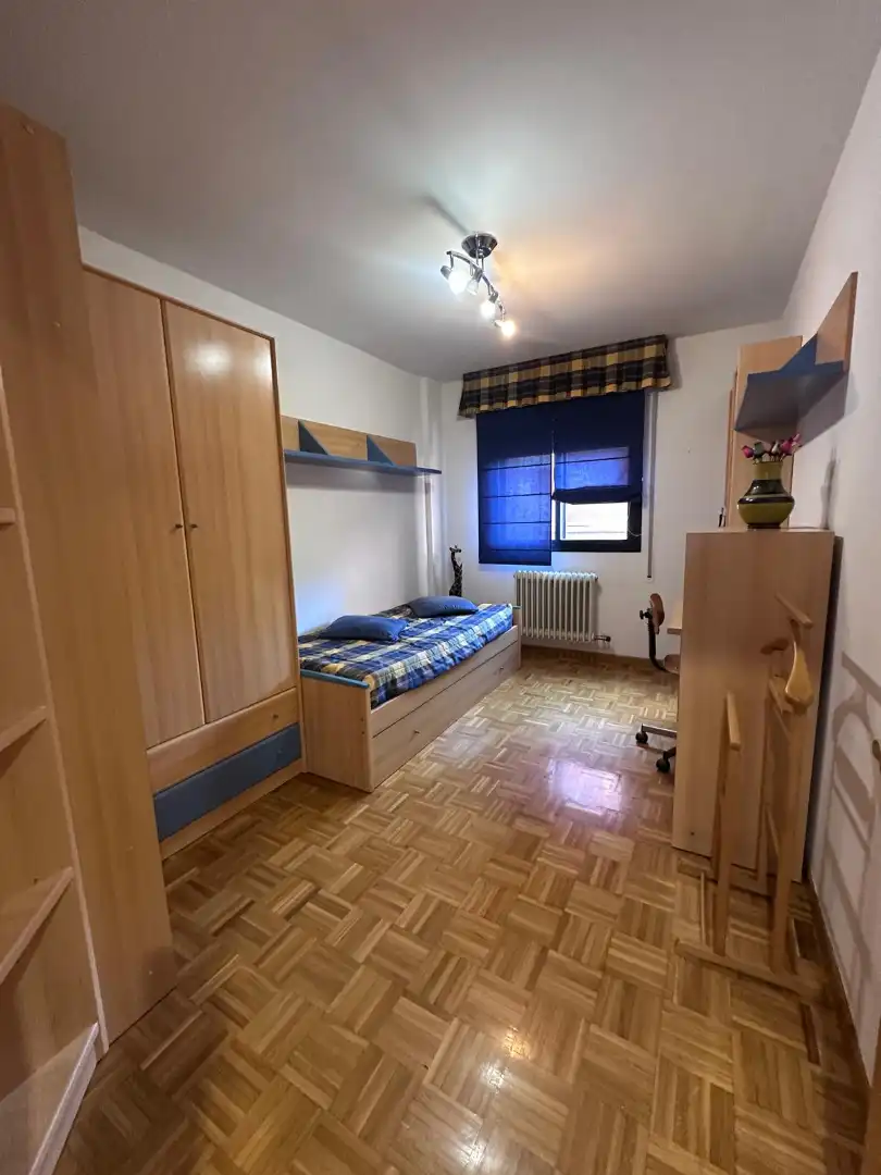 Dormitori de Pis de lloguer en  Logroño amb Calefacció, Parquet i Moblat