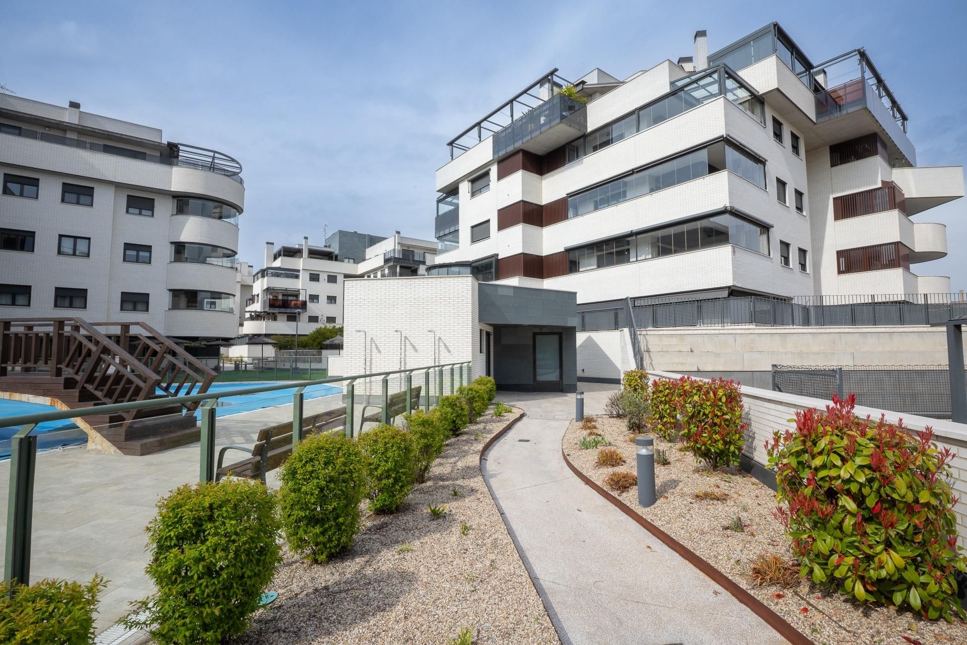 Exterior view of Flat for sale in Pinto  with Air Conditioner, Terrace and Storage room