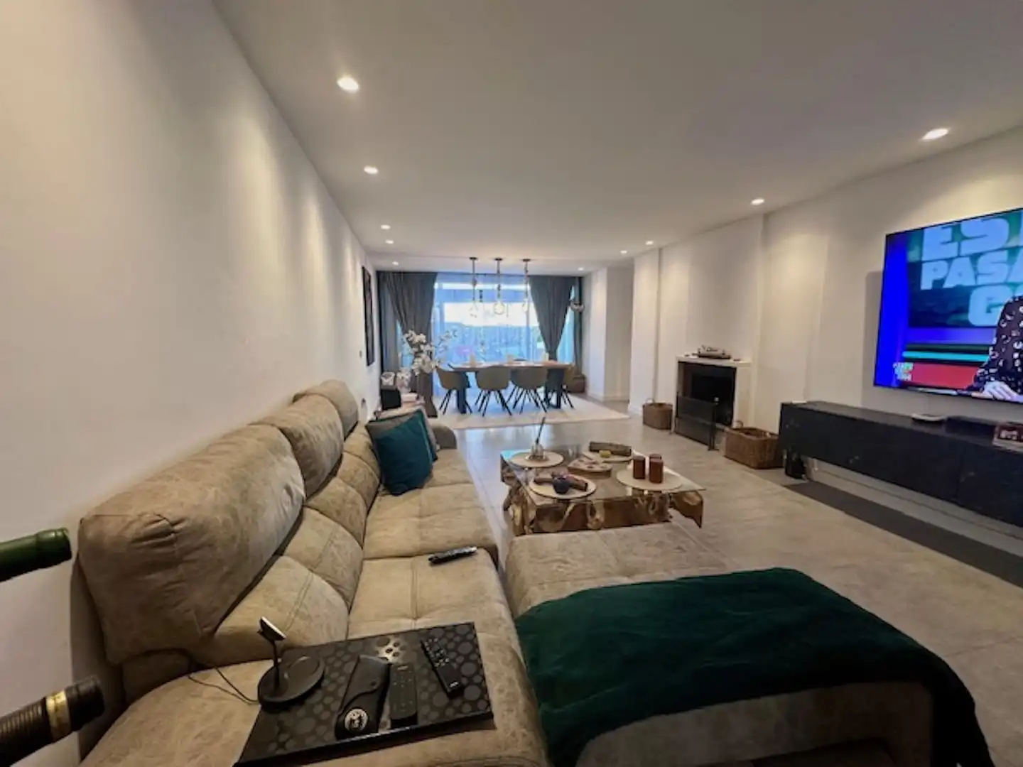 Sala d'estar de Pis en venda en Estepona amb Aire condicionat, Terrassa i Piscina