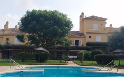 Piscina de Casa adosada en venda en Chiclana de la Frontera amb Aire condicionat, Jardí privat i Terrassa