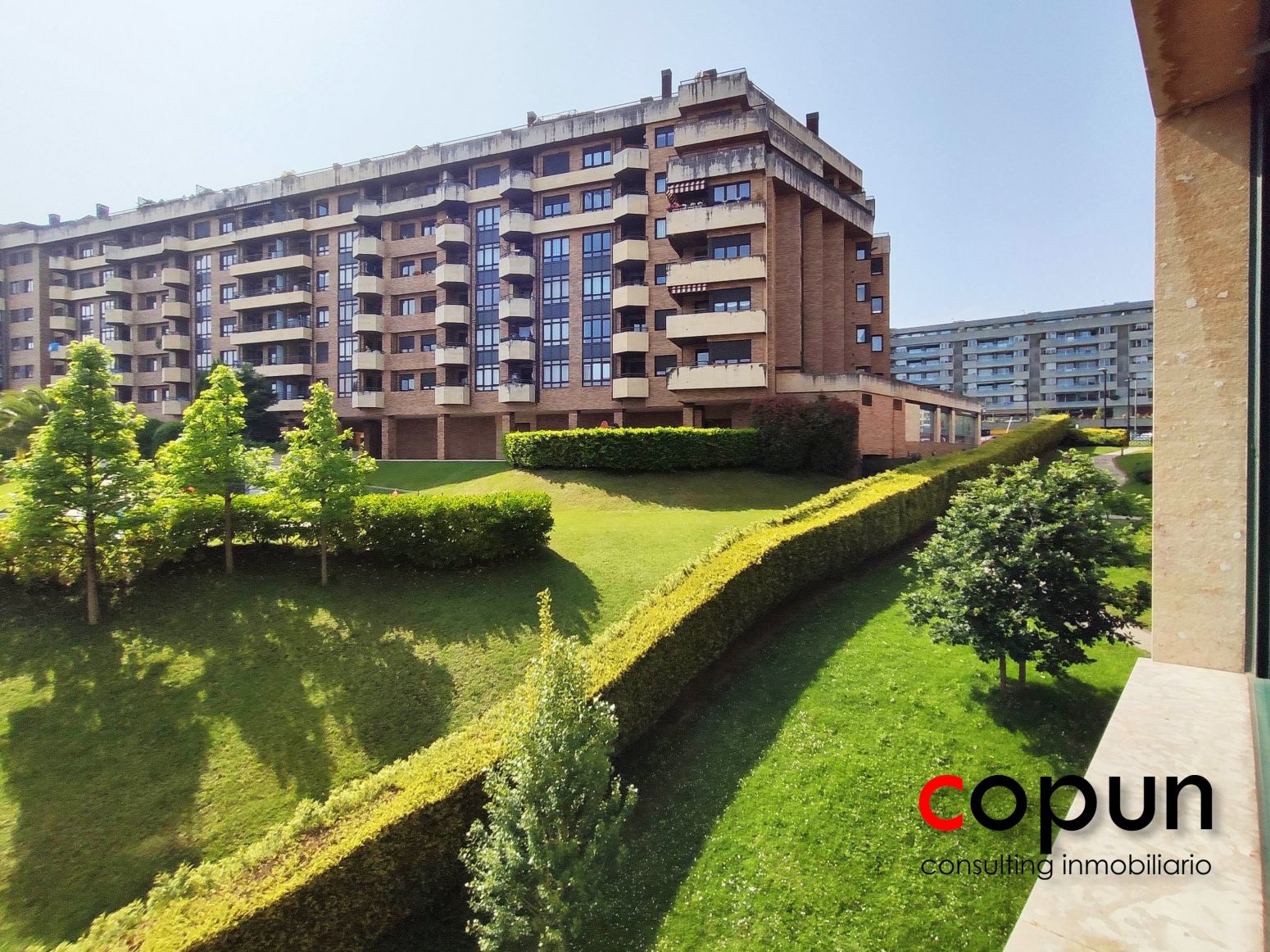 Vista exterior de Pis en venda en Oviedo  amb Calefacció, Jardí privat i Terrassa