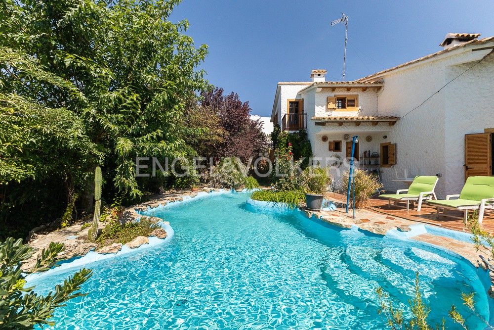 Piscina de Casa o xalet en venda en Requena amb Aire condicionat, Calefacció i Jardí privat
