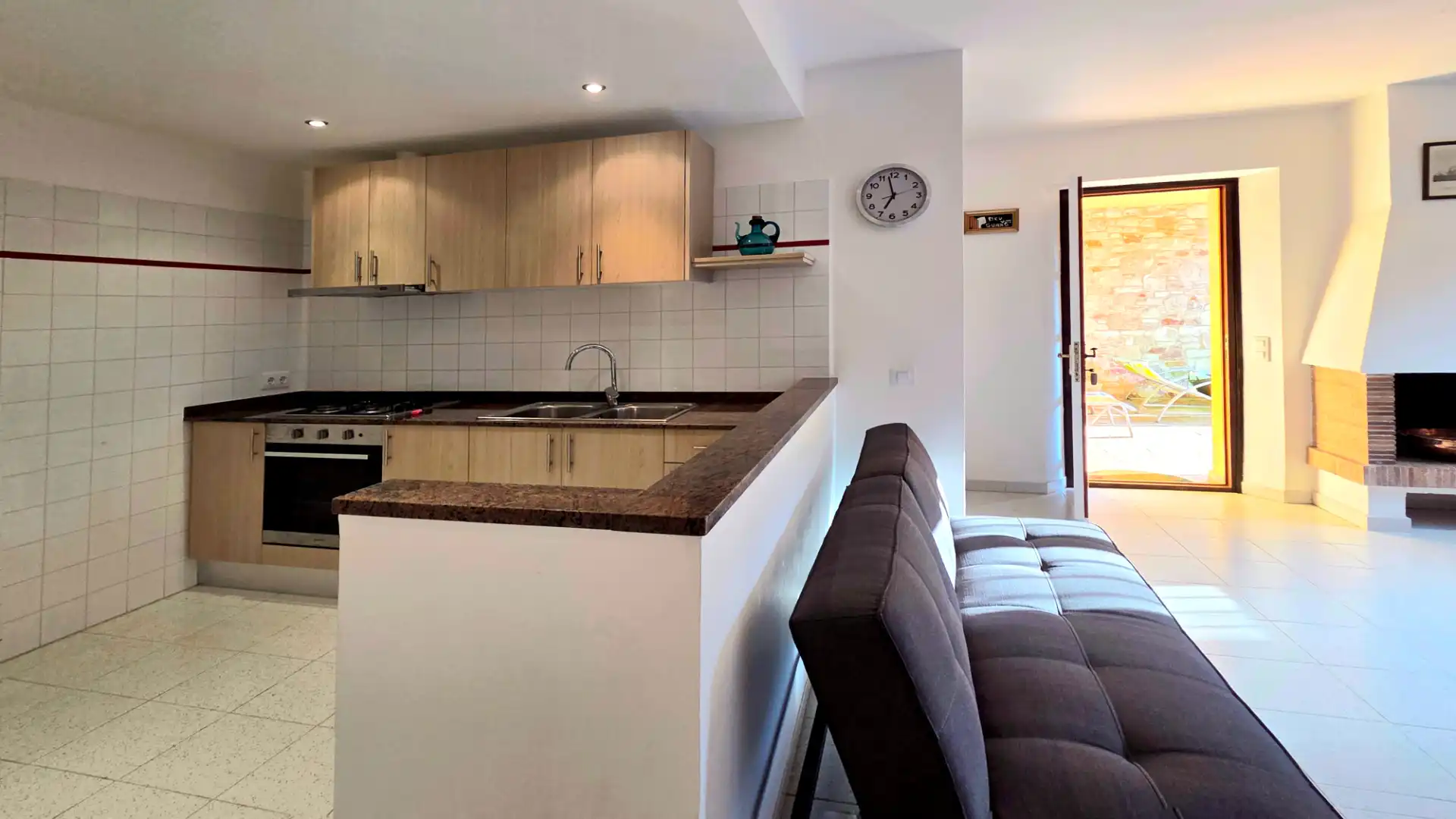 Cuina de Apartament de lloguer en Begur amb Jardí privat, Piscina i Moblat