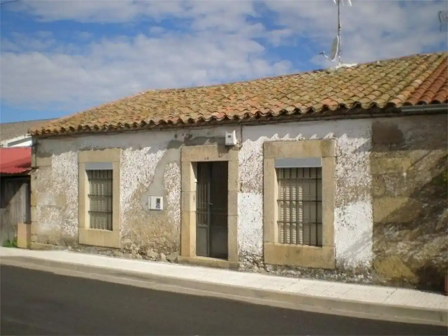 Vista exterior de Casa adosada en venda en Villar de Peralonso amb Moblat