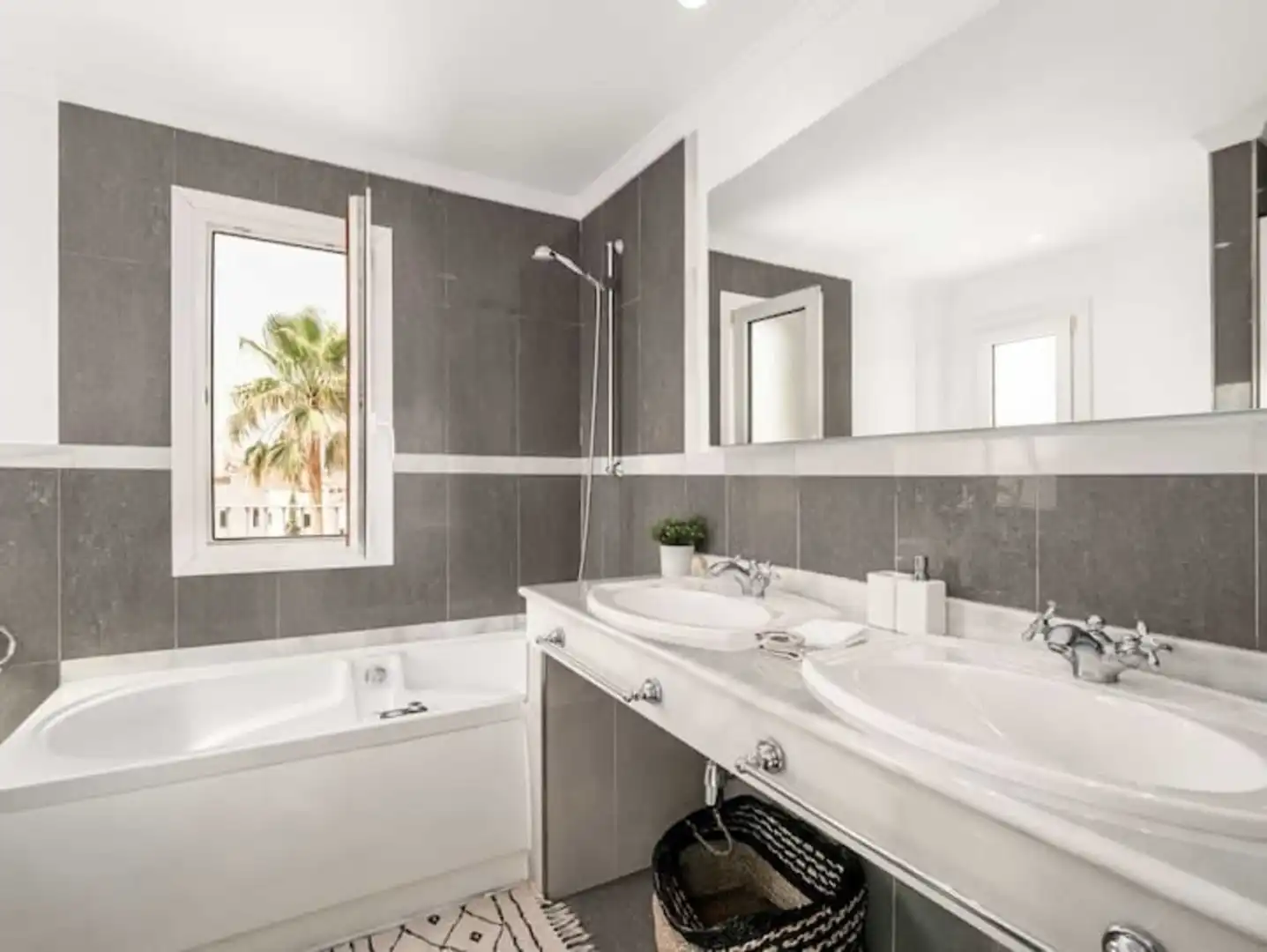 Bathroom of Houses for rent in Estepona  with Air Conditioner, Terrace and Swimming Pool