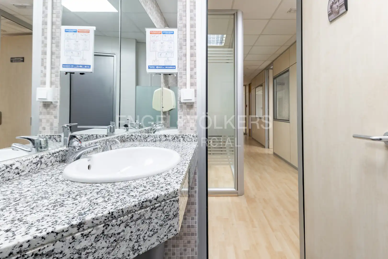 Badezimmer von Geschaftsraum zur Miete in Barcelona mit Klimaanlage und Möbliert