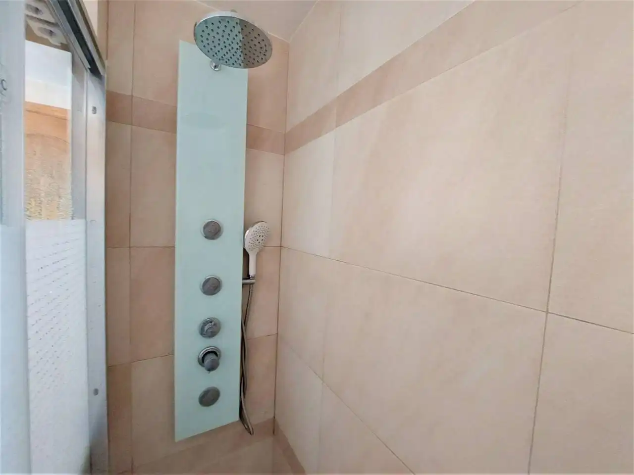 Baño de Piso de alquiler en Vilanova i la Geltrú con Aire acondicionado, Calefacción y Terraza