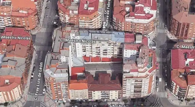 Vista exterior de Edifici en venda en León Capital 