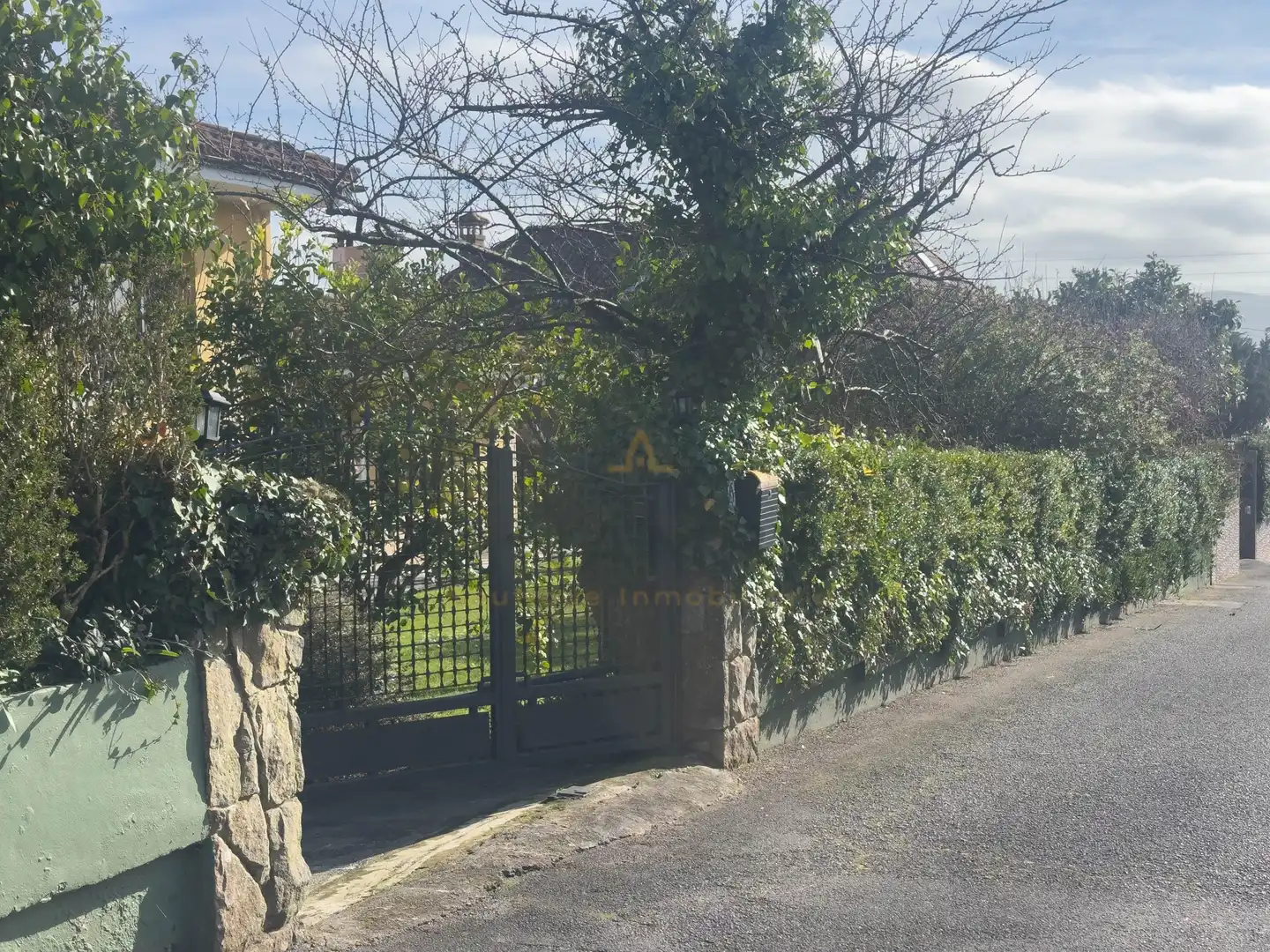 Vista exterior de Casa o xalet en venda en Gijón  amb Traster i Piscina