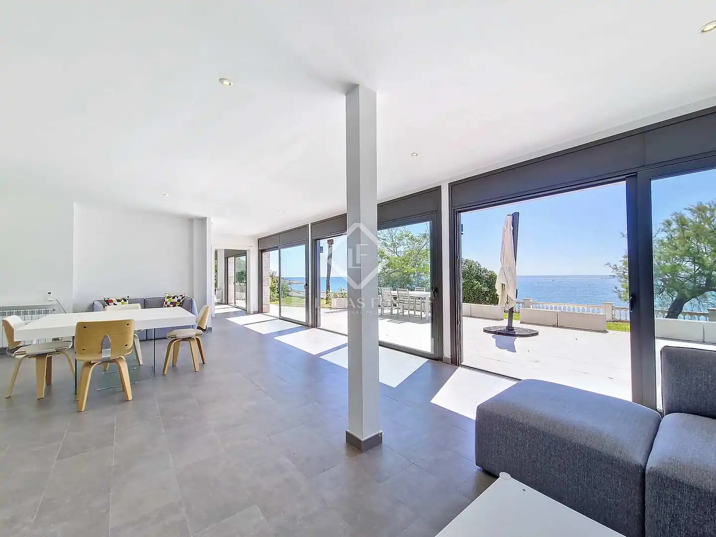 Sala d'estar de Casa o xalet de lloguer en Vilanova i la Geltrú amb Aire condicionat, Jardí privat i Terrassa