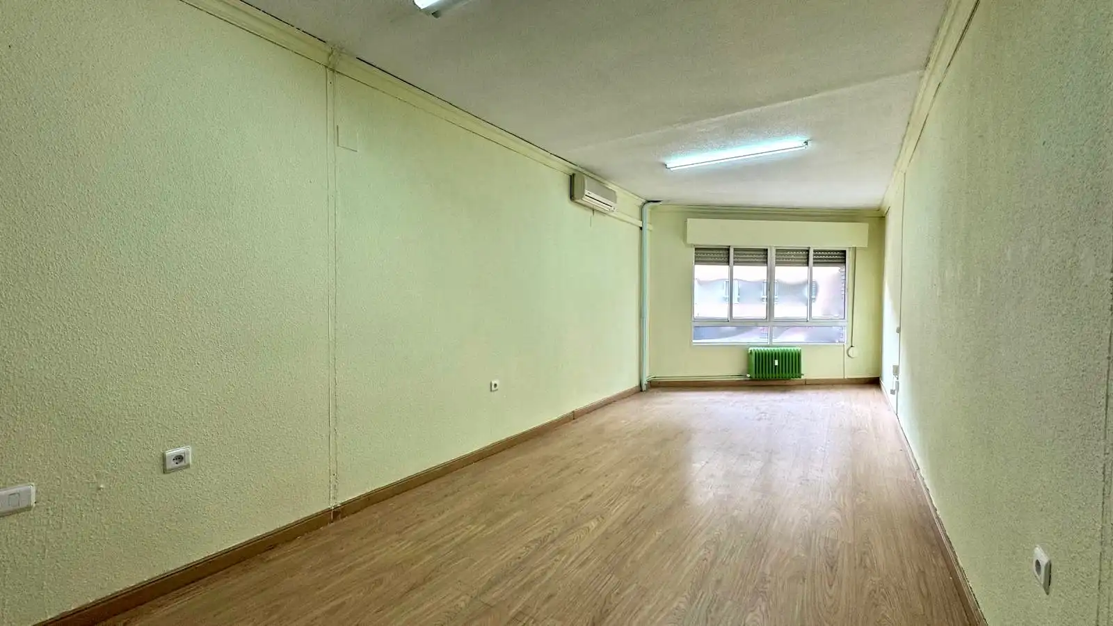 Büro zum Verkauf in Cáceres mit Klimaanlage und Heizung