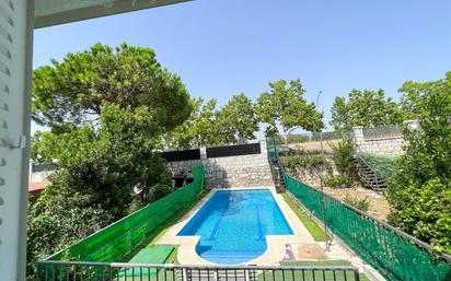 Piscina de Casa o xalet en venda en Cabanillas de la Sierra amb Jardí privat, Terrassa i Traster