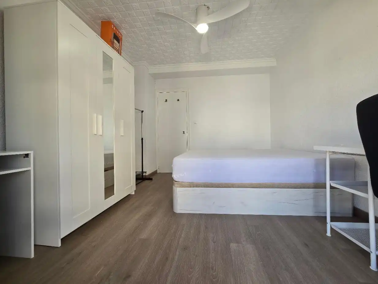 Habitación de Piso de alquiler en Elche / Elx con Amueblado y Balcón