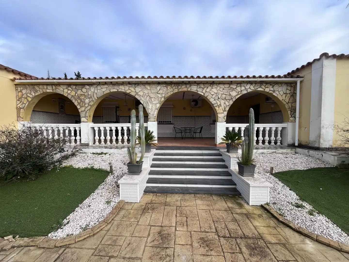 Vista exterior de Casa o chalet en venta en Chiclana de la Frontera con Aire acondicionado, Jardín privado y Parquet