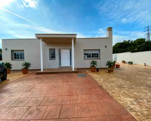 Vista exterior de Casa o xalet de lloguer en Vilanova i la Geltrú amb Calefacció, Jardí privat i Piscina