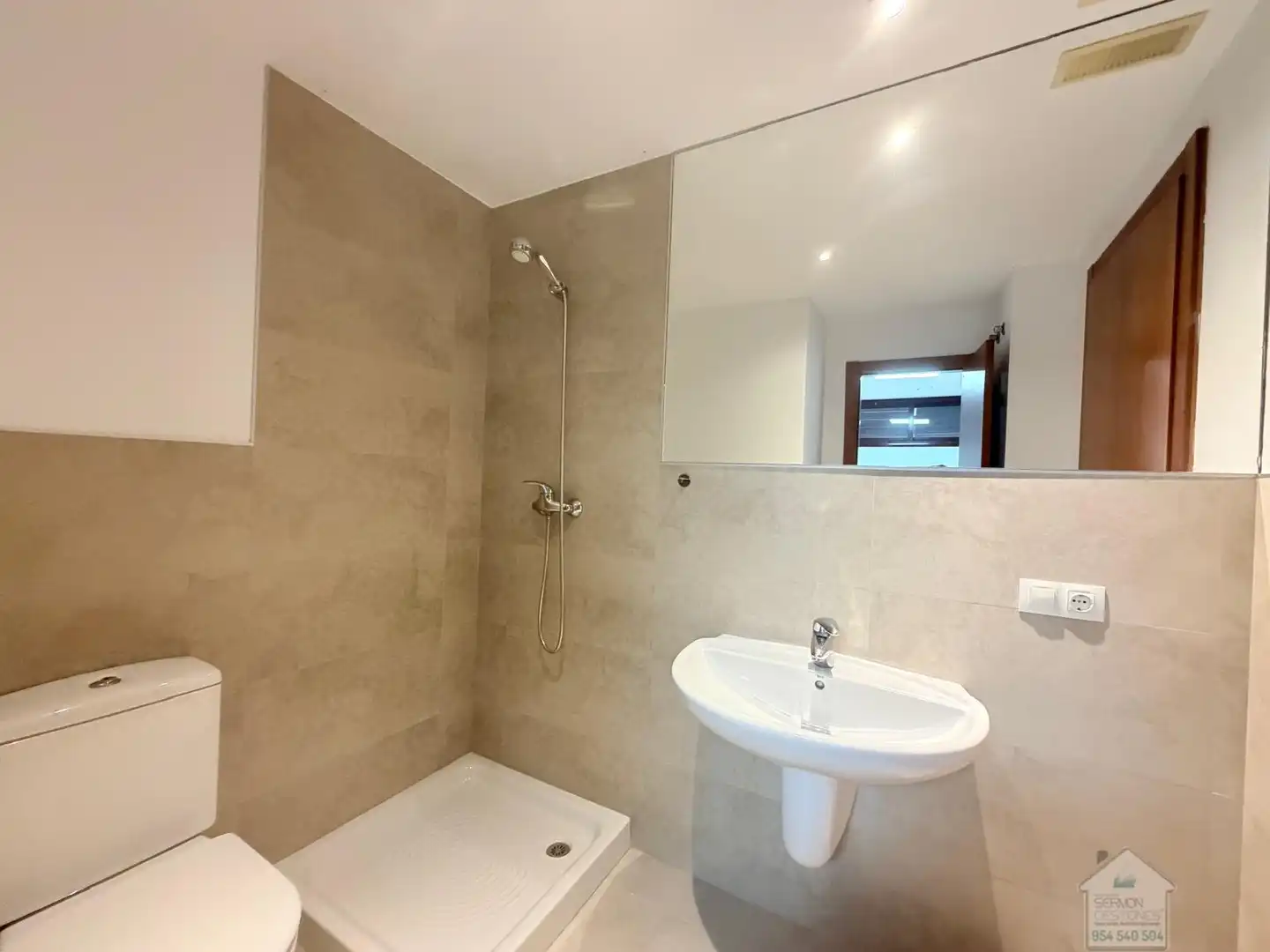 Baño de Casa o chalet de alquiler en Montequinto con Aire acondicionado, Parquet y Terraza