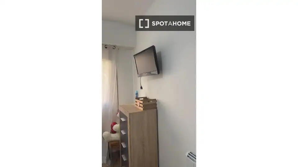 Bedroom of Flat for share in Valencia  with Air Conditioner, Heating and Terrace