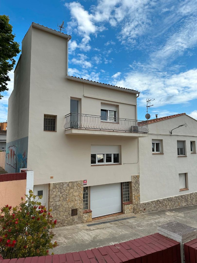 Vista exterior de Casa adosada en venda en Torroella de Montgrí amb Aire condicionat, Terrassa i Traster